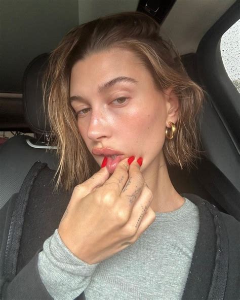 Hailey Bieber deixa fãs de queixo caído nas redes ao posar